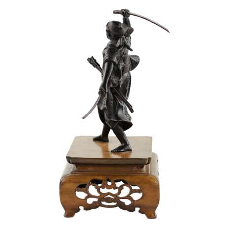 Sculpture japonaise en bronze représentant un guerrier samouraï. Japon. Meiji. Le tournant du 19e-20e siècle. - photo 3