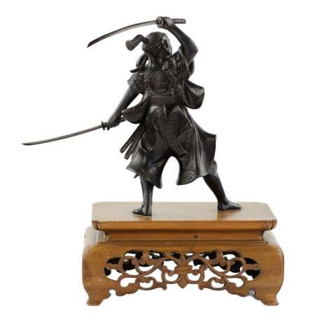 Sculpture japonaise en bronze représentant un guerrier samouraï. Japon. Meiji. Le tournant du 19e-20e siècle. - photo 4