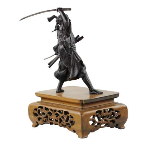 Sculpture japonaise en bronze représentant un guerrier samouraï. Japon. Meiji. Le tournant du 19e-20e siècle. - photo 5