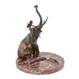 Franz Bergman. Decorative dish for small items made of marble, with a bronze figure of an elephant. - Foto 1