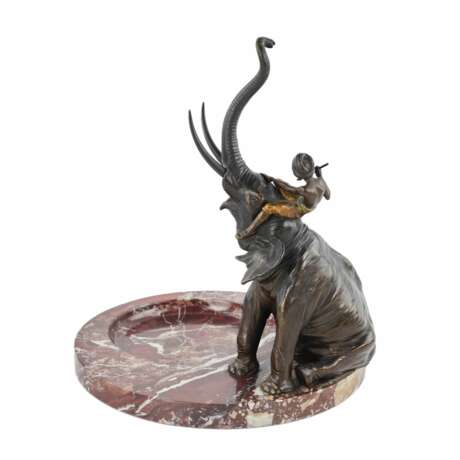 Franz Bergman. Decorative dish for small items made of marble, with a bronze figure of an elephant. - Foto 4
