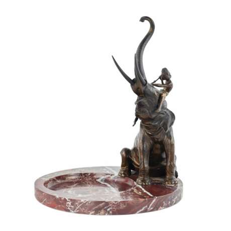 Franz Bergman. Decorative dish for small items made of marble, with a bronze figure of an elephant. - Foto 5