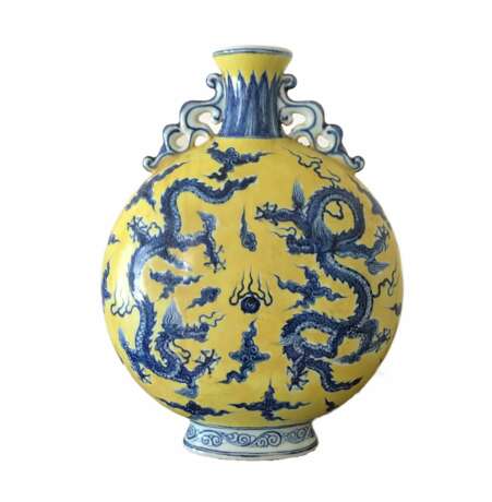 Vase en porcelaine. Wanli. Periode republicaine 1912-1949 - photo 1