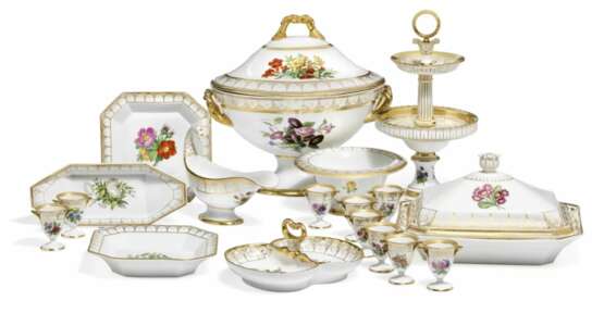 German KPM porcelain service. 96 items. Berlin. Germany. About 1835. - Foto 4