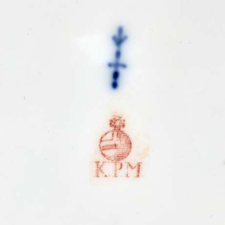 German KPM porcelain service. 96 items. Berlin. Germany. About 1835. - Foto 6