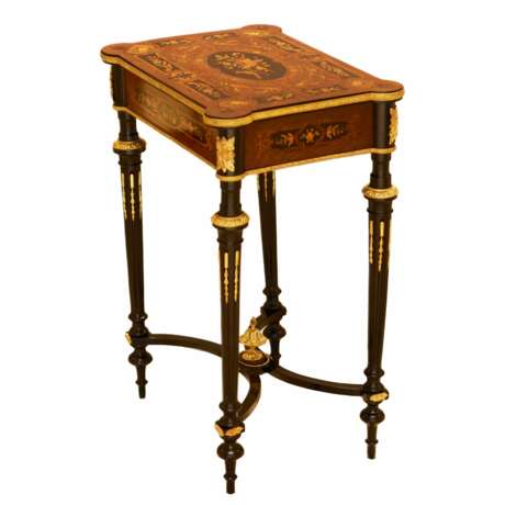A lovely inlaid wood dressing table with gilded bronze. France late 19th century. - Foto 4