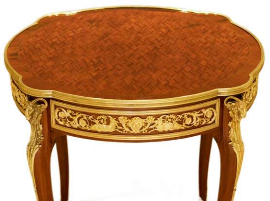Mahogany table decorated with marquetry in the style of Louis XV, Francois Linke. Late 19th century - Foto 5