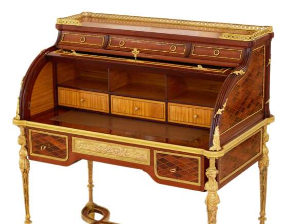 E.KAHN. A magnificent cylindrical bureau in mahogany and satin wood with gilt bronze. - Foto 5