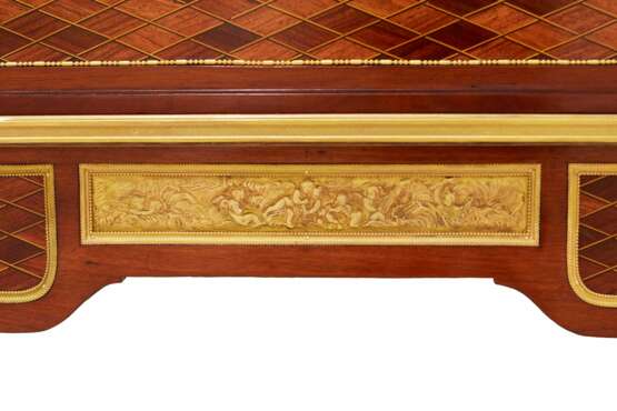 E.KAHN. A magnificent cylindrical bureau in mahogany and satin wood with gilt bronze. - photo 11