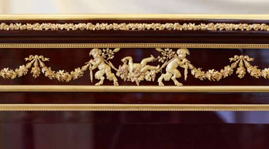 Showcase in mahogany and gilded bronze in Sormani style. France 19th century. - Foto 7