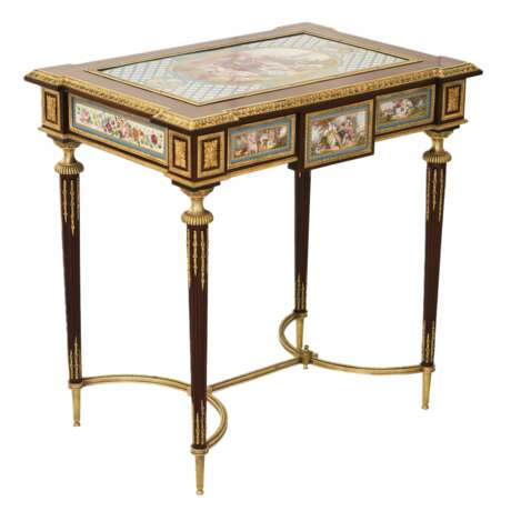 Une magnifique table de dame à decor de bronze dore et panneaux de porcelaine dans le goût d`Adam Weisweiler. France. XIXe siècle - photo 1