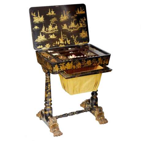 Needlework table made of black and gold Beijing lacquer. 19th century. - Foto 1