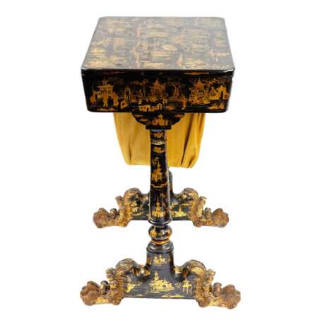 Needlework table made of black and gold Beijing lacquer. 19th century. - Foto 4