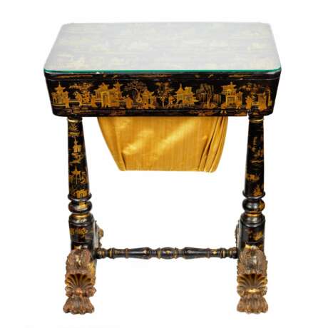 Needlework table made of black and gold Beijing lacquer. 19th century. - Foto 6