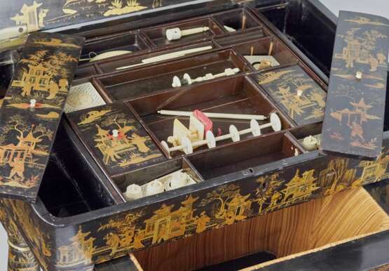 Table artisanale en laque de Pekin noir et or. 19ème siècle. - photo 10