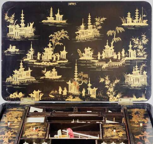 Table artisanale en laque de Pekin noir et or. 19ème siècle. - photo 11