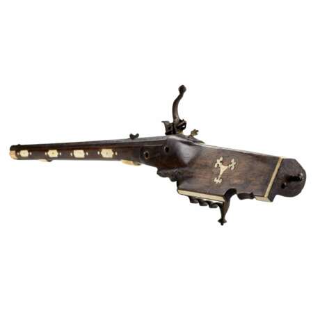 Pistolet de type arquebuse à platine à roue superbement decore, fin XVIIe siècle. - photo 4