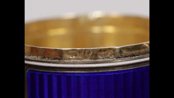 Boîte ovale en argent doré à décor d`émail guilloché. Début du 20ème siècle. - photo 4