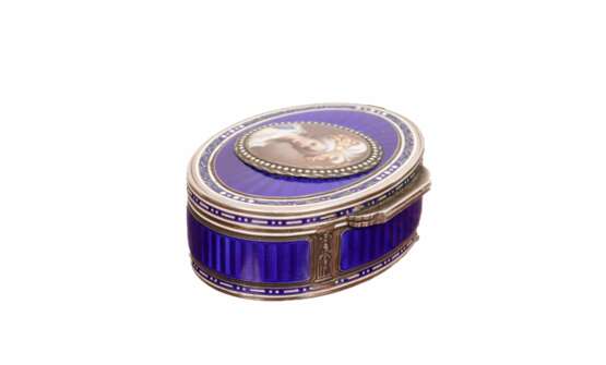 Boîte ovale en argent doré à décor d`émail guilloché. Début du 20ème siècle. - photo 6