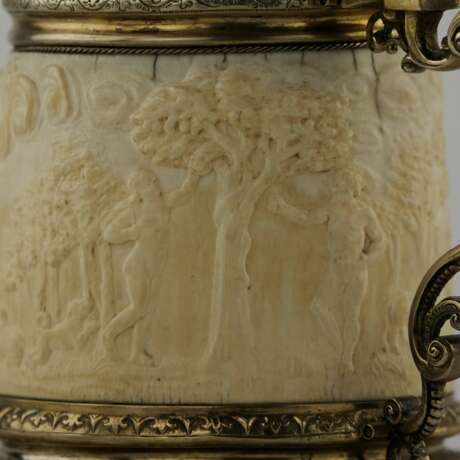Gobelet à bière en argent avec Atlas sur le couvercle et scènes religieuses sur ivoire. Lübeck. 17e siècle. - photo 11