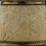 Gobelet à bière en argent avec Atlas sur le couvercle et scènes religieuses sur ivoire. Lübeck. 17e siècle. - photo 12