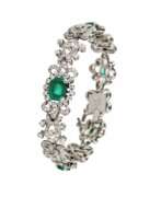 Armbänder. Ladies bracelet in platinum with emeralds and diamonds. First quarter of the 20th century.