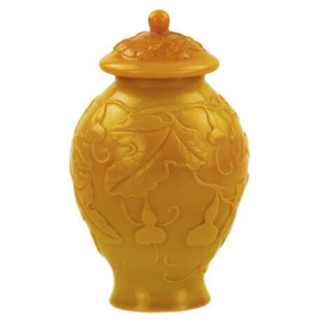 Vase urne chinois en verre jaune de Pékin du 19ème siècle. - photo 1