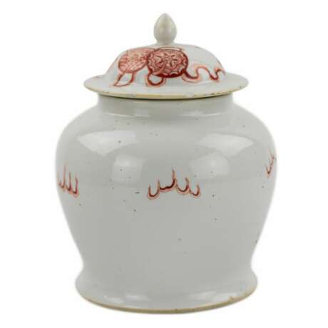 Vase en porcelaine chinoise, peint rouge fer surglaçure chien Fo. Peut-être période Kangxi. - photo 3