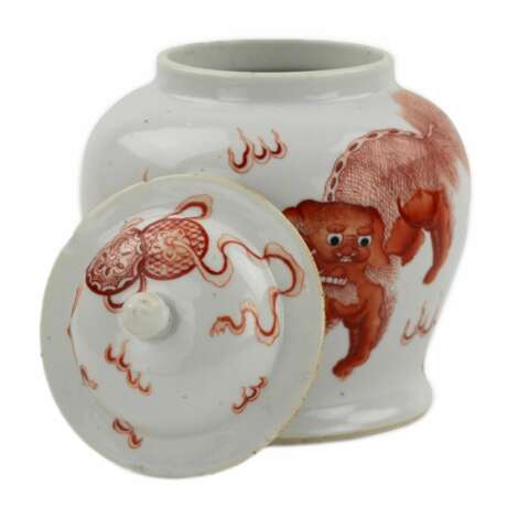 Vase en porcelaine chinoise, peint rouge fer surglaçure chien Fo. Peut-être période Kangxi. - photo 4