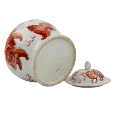 Vase en porcelaine chinoise, peint rouge fer surglaçure chien Fo. Peut-être période Kangxi. - photo 6