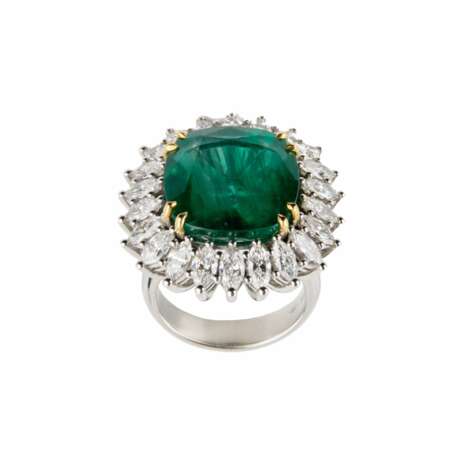 White gold ring with emerald and diamonds. - photo 1