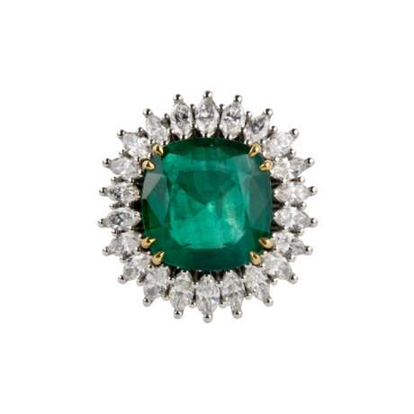 White gold ring with emerald and diamonds. - photo 3