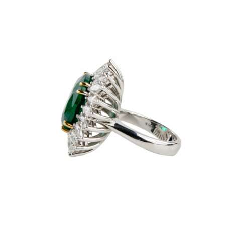 White gold ring with emerald and diamonds. - photo 4