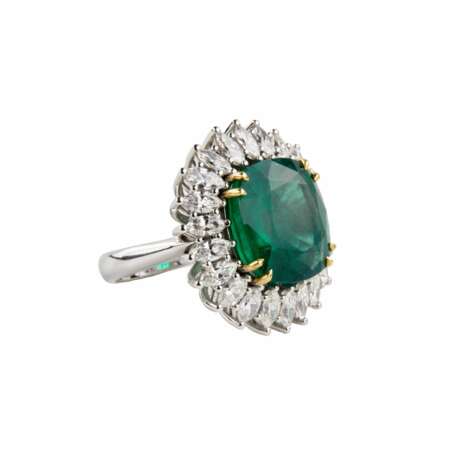 White gold ring with emerald and diamonds. - photo 5