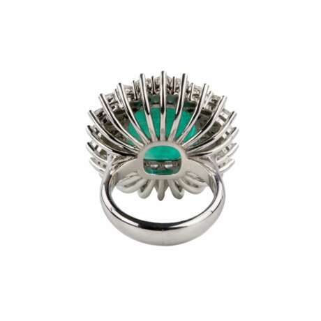 White gold ring with emerald and diamonds. - photo 6