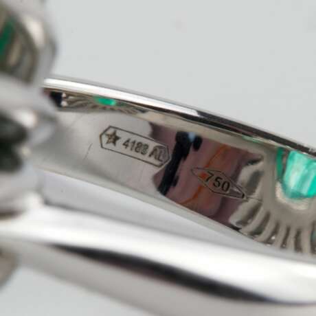 White gold ring with emerald and diamonds. - photo 7