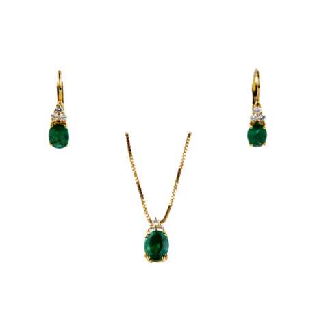 Giorgio Visconti. 18K gold pendant and earrings with emeralds and diamonds. - photo 1