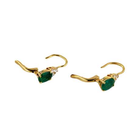 Giorgio Visconti. 18K gold pendant and earrings with emeralds and diamonds. - photo 3