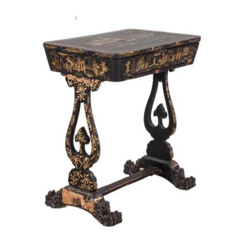 A table for needlework, covered with black lacquer and gold plated. China. Qing Dynasty, Turn of the 18th and 19th centuries. - Foto 1