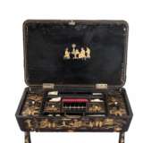 Table pour travaux d`aiguille, recouverte de laque noire et plaquée or. Chine. Dynastie Qing, tournant des XVIIIe et XIXe siècles. - photo 2