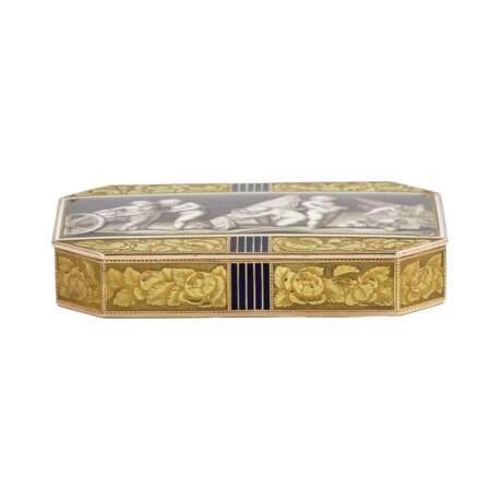 Golden, French snuffbox with enamel grisaille, Empire period. - photo 2