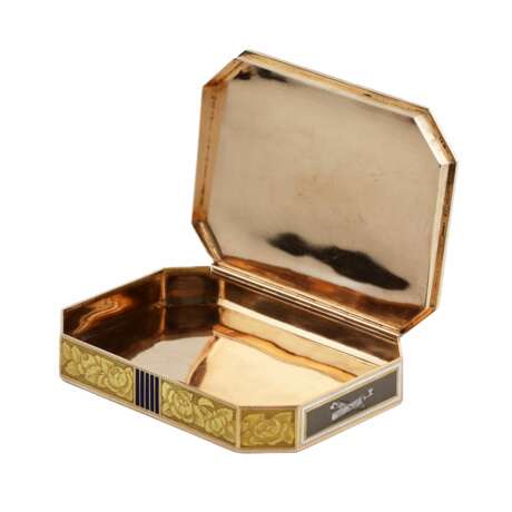 Golden, French snuffbox with enamel grisaille, Empire period. - photo 7