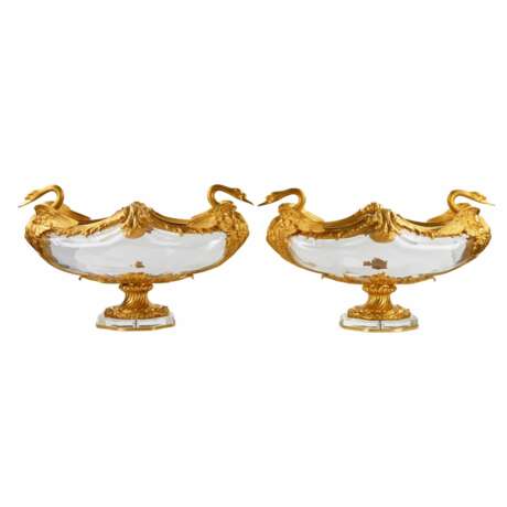 Paire de vases ovales en verre coule et bronze dore, à motif de cygne. France 20ème siècle. - photo 1