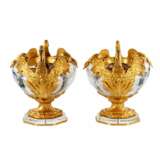 Paire de vases ovales en verre coule et bronze dore, à motif de cygne. France 20ème siècle. - photo 8