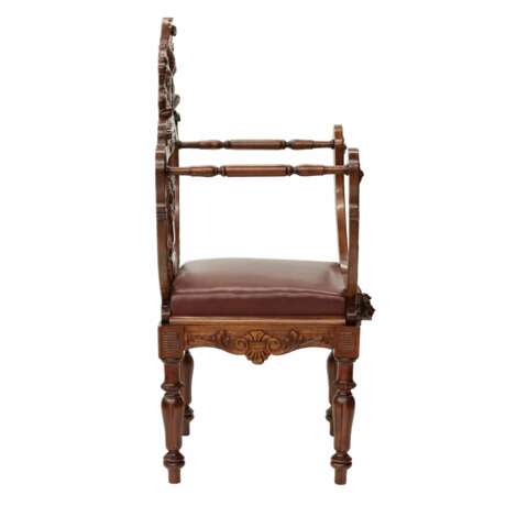 Carved, richly decorated walnut chair. 19th century - Foto 4