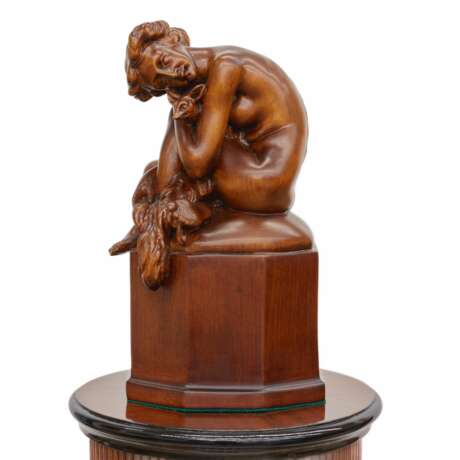 Colonne console de style Art Deco. Avec une figure sculptee d`une dame nue et d`un renard. 20ième siècle. - photo 1