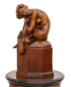Meubles de rangement. Colonne console de style Art Deco. Avec une figure sculptee d`une dame nue et d`un renard. 20ième siècle.