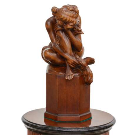Colonne console de style Art Deco. Avec une figure sculptee d`une dame nue et d`un renard. 20ième siècle. - photo 4