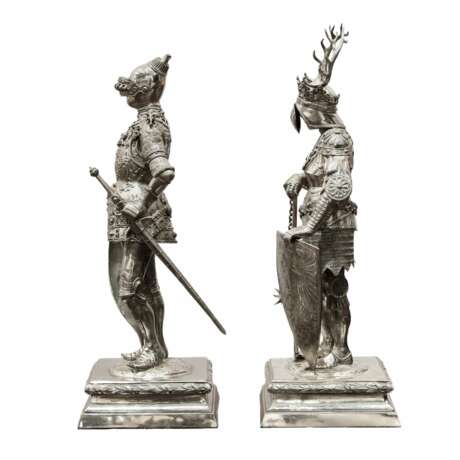 Pair of outstanding cabinet figures of knights in silver, 19th century Hanau craftsmen. Neresheimer - Foto 2