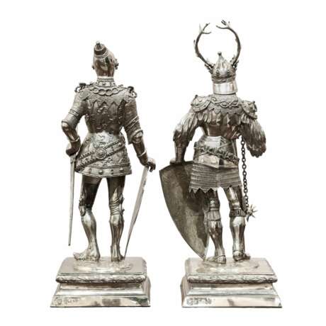 Paire d`exceptionnelles figures de cabinet de chevaliers en argent, artisans de Hanau du XIXe siècle. Neresheimer - photo 3